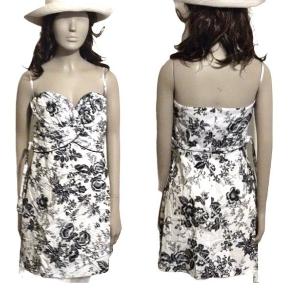 White House Black Market Dresses & Skirts - WHITE HOUSE BLACK MARKET Strapless Floral Mini dress Size 4